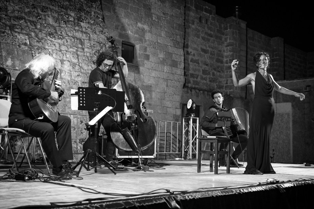 "Io che amo solo te. Le voci di Genova." Collepasso (Le), 6ago22, foto di Sergio Limongelli