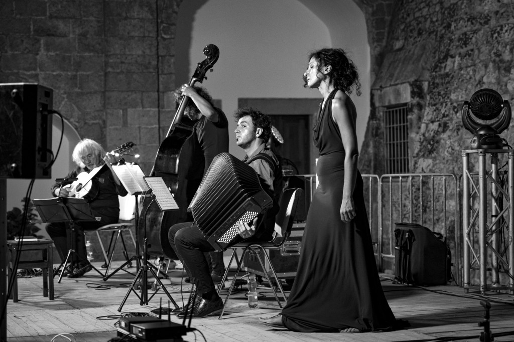 "Io che amo solo te. Le voci di Genova." Collepasso (Le), 6ago22, foto di Sergio Limongelli