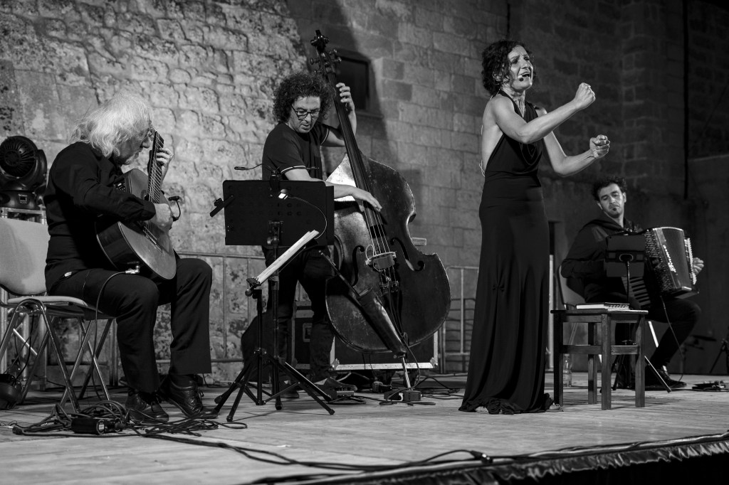 "Io che amo solo te. Le voci di Genova." Collepasso (Le), 6ago22, foto di Sergio Limongelli