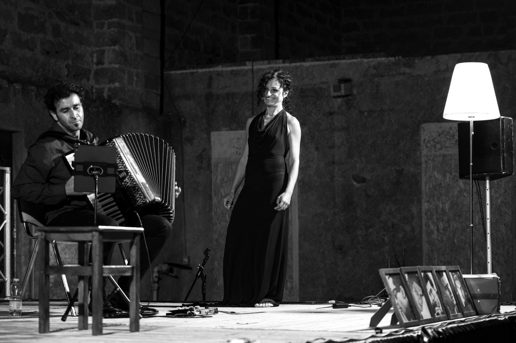 "Io che amo solo te. Le voci di Genova." Collepasso (Le), 6ago22, foto di Sergio Limongelli