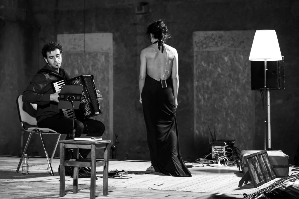 "Io che amo solo te. Le voci di Genova." Collepasso (Le), 6ago22, foto di Sergio Limongelli