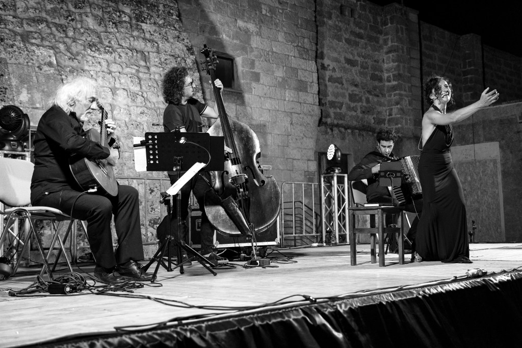 "Io che amo solo te. Le voci di Genova." Collepasso (Le), 6ago22, foto di Sergio Limongelli