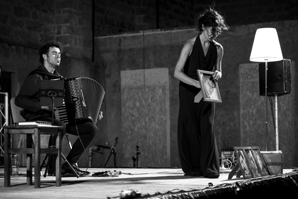 "Io che amo solo te. Le voci di Genova." Collepasso (Le), 6ago22, foto di Sergio Limongelli