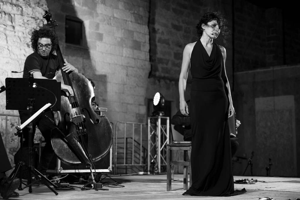 "Io che amo solo te. Le voci di Genova." Collepasso (Le), 6ago22, foto di Sergio Limongelli